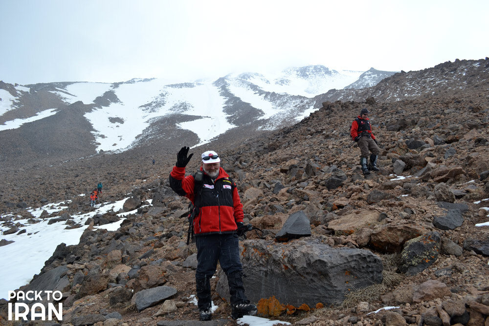 Travelers climbing Mont Damavand 